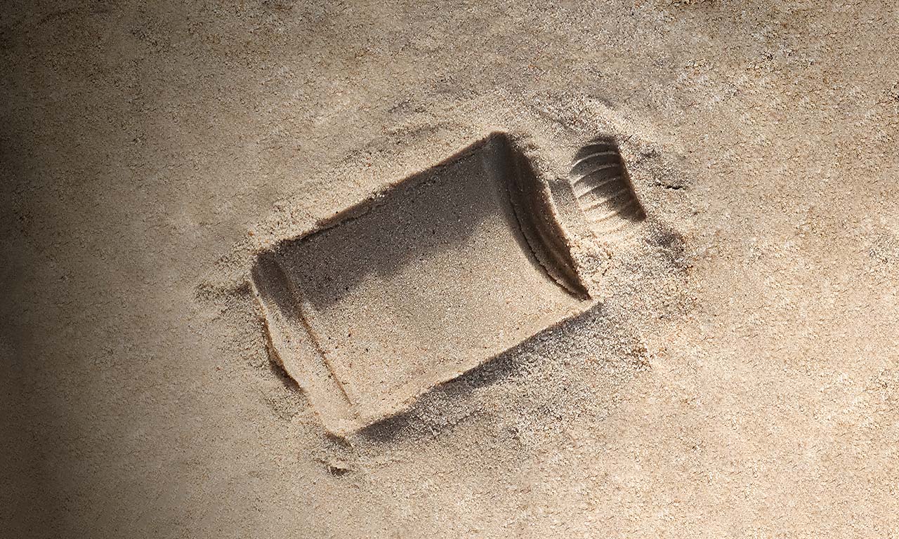 Imprint of Akla’s mouthwash bottle in sand, expressing the elegance of luxury fluoride-free oral care.